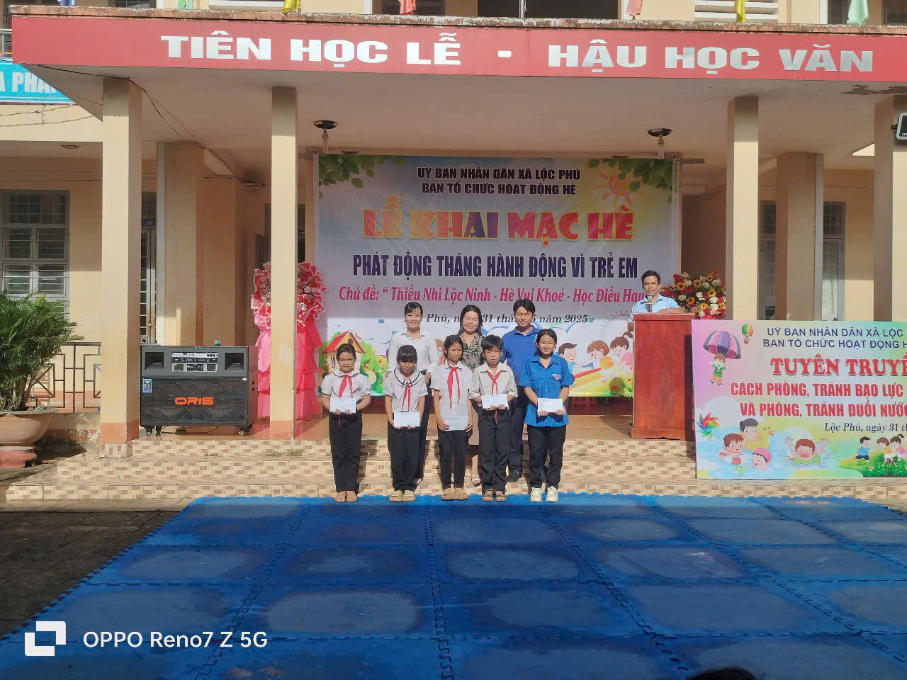 Hình ảnh trao học bổng cho các học sinh Tiểu học của xã